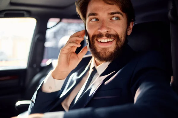 Man met baard het besturen van een auto reis luxe levensstijl succes service rijk — Stockfoto