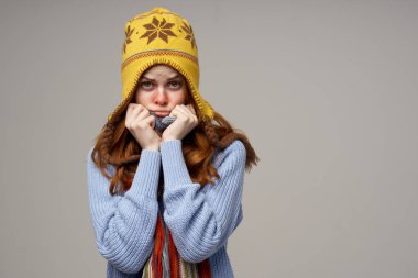 Kızıl saçlı kadın grip virüsü virüsü sağlık hizmetleri ışık arka planı