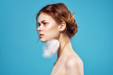 Güzel kadın çıplak emekliliği moda stüdyo mavi arka plan poz