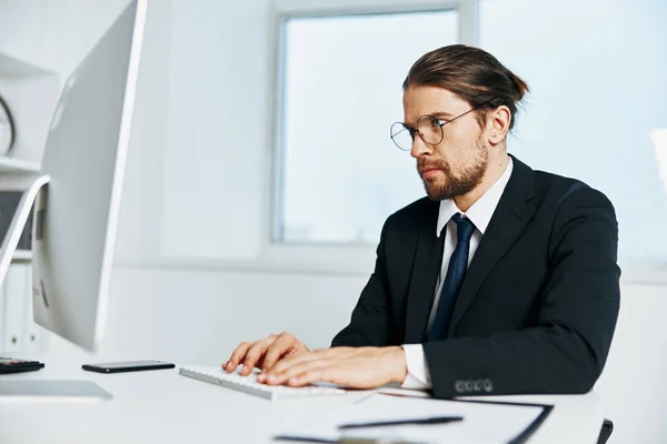 Hombre en un traje un funcionario está trabajando en la computadora Jefe —  Fotos de Stock