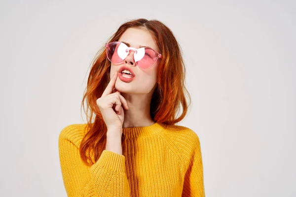 Femme dans un pull jaune coiffure lunettes de mode posant Studio — Photo