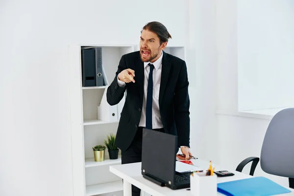 Hombre en un traje en la oficina con documentos tecnologías — Foto de Stock