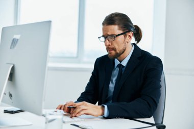 Bir memur bilgisayar yöneticisinde çalışıyor.