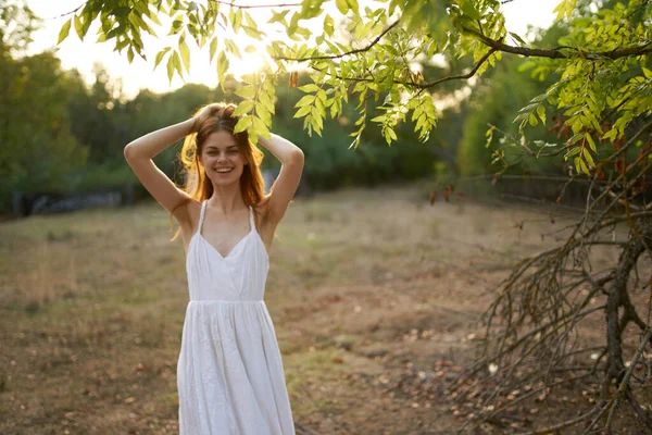 Beyaz elbiseli güzel kadın özgürlük ağacının yanındaki tarlada. — Stok fotoğraf