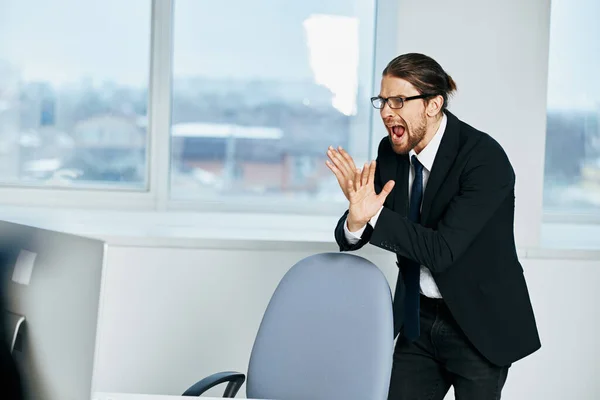 Man i kostym dokument i handen kommunikation via telefon teknik — Stockfoto