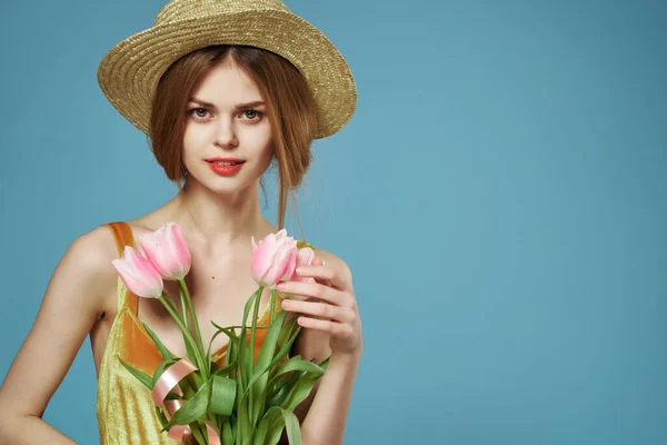 Mulher atraente usando chapéu flores decoração férias de verão — Fotografia de Stock