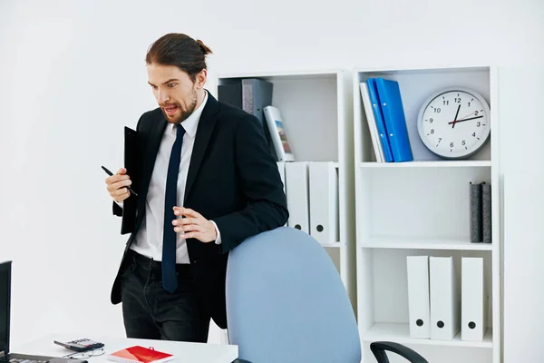 Homme d'affaires dans le bureau avec des documents style de vie — Photo