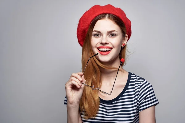 Mulher bonita vestindo óculos posando moda atraente olhar brincos vermelhos jóias estilo de vida — Fotografia de Stock