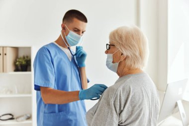 Erkek doktor hasta sağlık hizmetlerini muayene eder