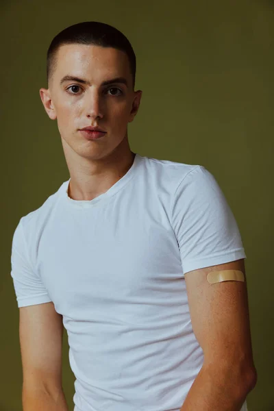 Ο τύπος με το άσπρο μπλουζάκι κόλλησε γύψο στο διαβατήριο του εμβολίου ώμου του Coronavirus — Φωτογραφία Αρχείου