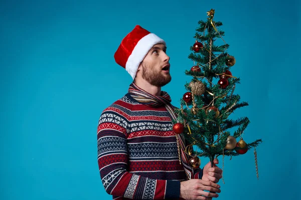 Noel 'de neşeli bir adam beyaz model poster stüdyosunda poz veriyor. — Stok fotoğraf