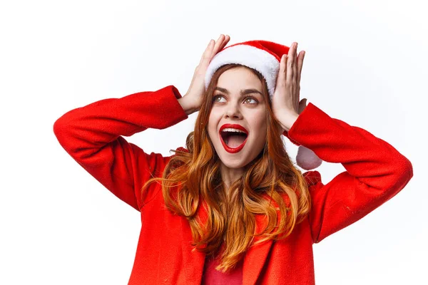Noel Baba kostümü giyen bir kadın Noel tatili ışık arka planı — Stok fotoğraf