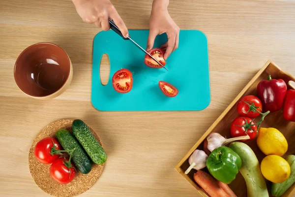 Tagliare le verdure in cucina cucinare casalinga mangiare sano — Foto Stock