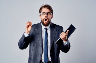 Sakallı adam kripto para elinde sanal para izole arka plan