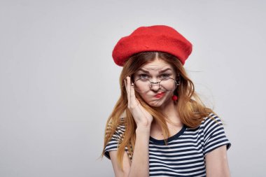 Gözlük takan neşeli bir kadın çekici görünüyor. Kırmızı küpeler. Temiz hava.