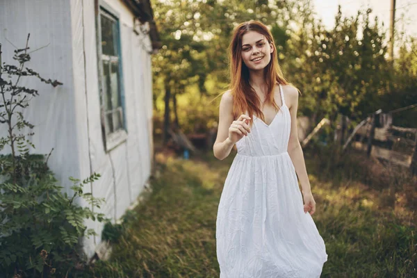 Žena letní venkov slunce svoboda — Stock fotografie