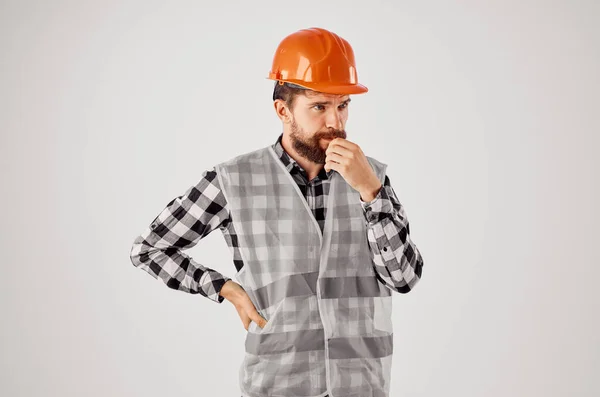 Homem barbudo em laranja duro chapéu construção profissional isolado fundo — Fotografia de Stock