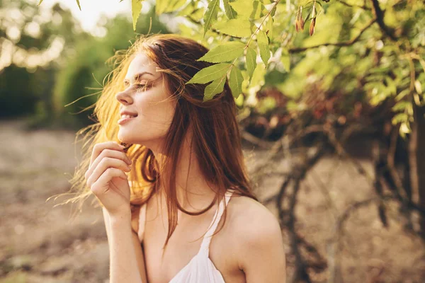Attraktiv kvinna nära glamour träd gren poserar sommar — Stockfoto