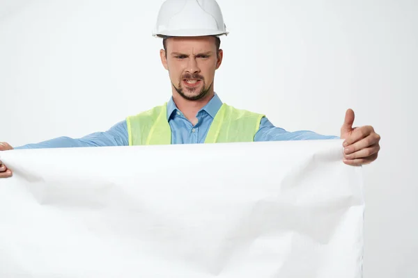 Muž v bílé helmě modrotisky stavitel pracovní profese — Stock fotografie