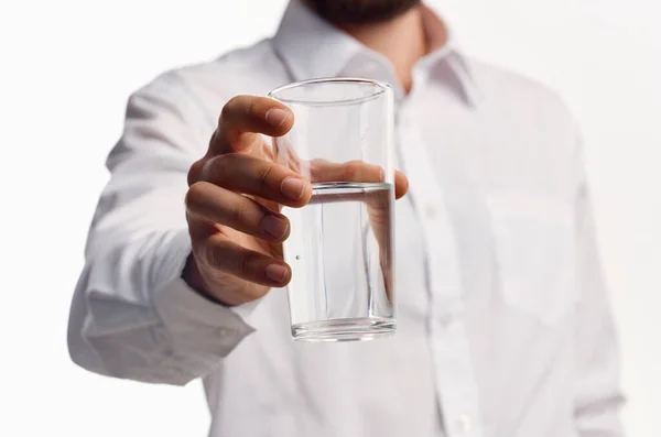 Mann in weißem T-Shirt Glas Wasser Licht Hintergrund — Stockfoto