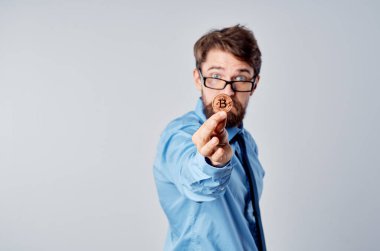İş adamı gözlüklü kripto para birimi Bitcoin finans bürosu yöneticisi