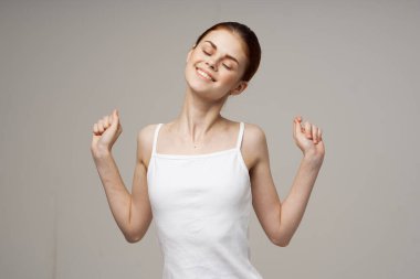 Neşeli kadın kendini sağlık formasıyla yukarı çeker.