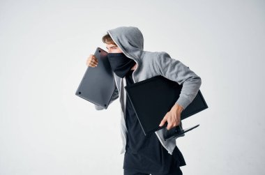 Erkek hırsız anonimlik dikkat kar maskesi ışık arka planı
