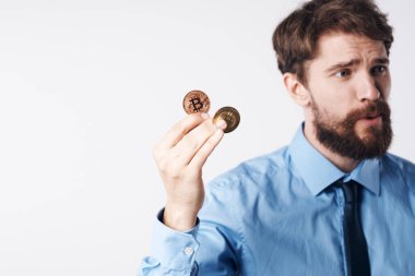 Kravatlı adam duygular içinde kripto para birimi bitcoin elektronik para yatırımı