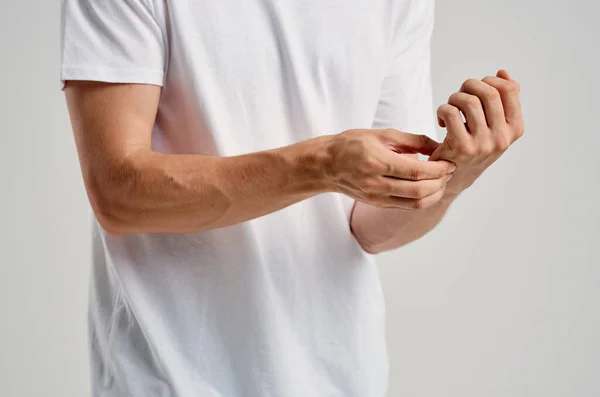 Hombre barbudo en camiseta blanca tratamiento de problemas de salud —  Fotos de Stock