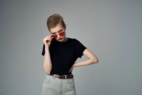 Hermosa mujer con gafas de sol de moda aislado fondo —  Fotos de Stock