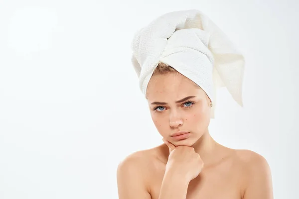 Женщина с полотенцем на голове прыщи на гигиене лица — стоковое фото