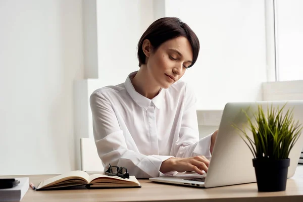 Zakenvrouw aan de balie documenten Professionele Job lichte achtergrond — Stockfoto