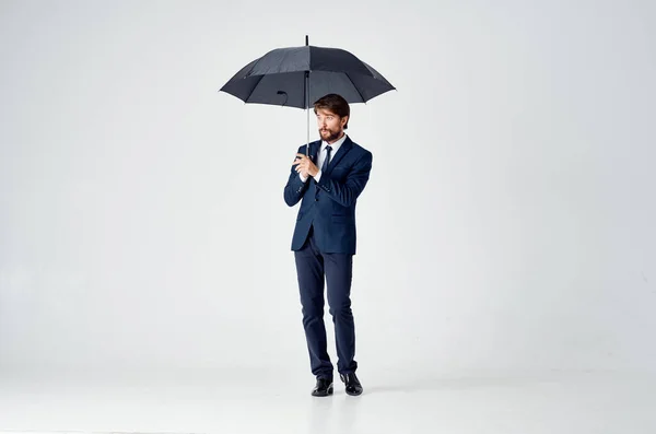 傘を手にスーツを着た男が — ストック写真