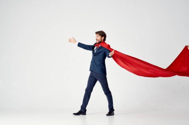 Kırmızı pelerinli adam Süpermen atlayışı