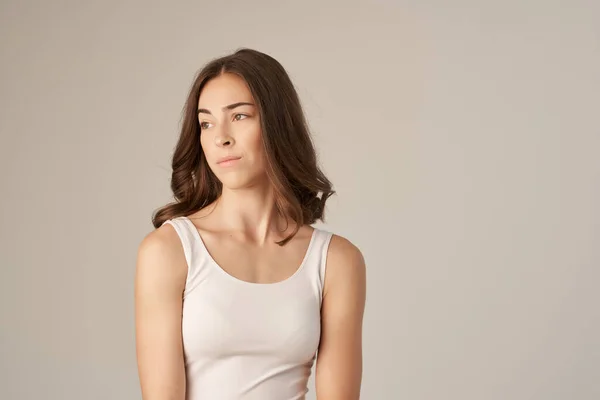 흰색 티셔츠 머리 관리 스튜디오 라이프 스타일의 아름다운 여성 — 스톡 사진