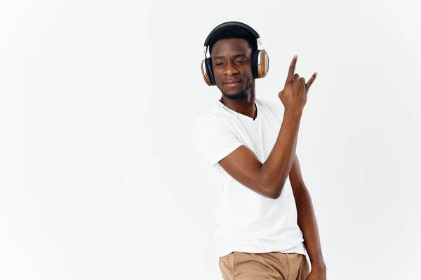 Afrikaner trägt Kopfhörer Musik Spaß Technologie Licht Hintergrund — Stockfoto