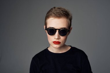 Güzel kadın siyah tişört modern tarz koyu arkaplan