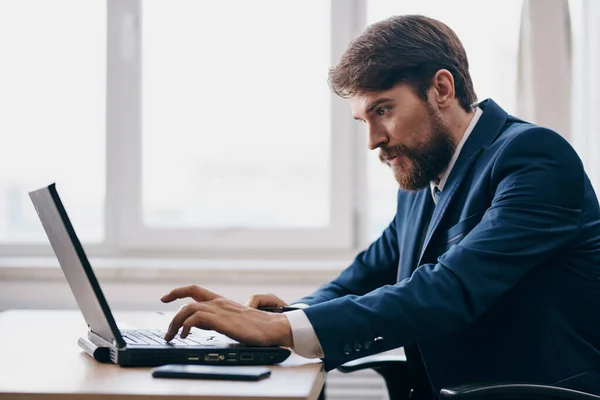 Businessmen in the office in front of a laptop executive manager — Stock Photo, Image