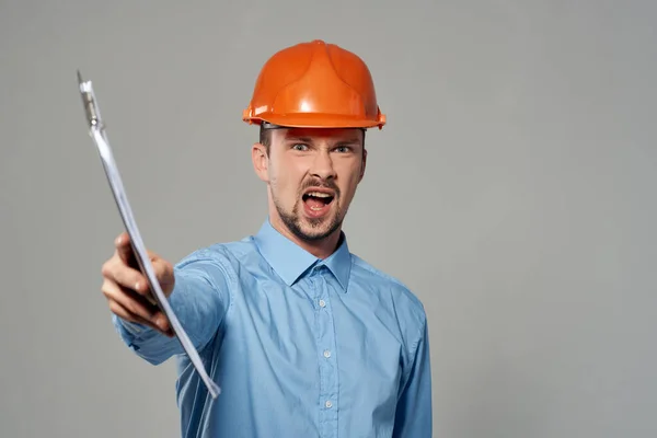 Homem em construção proteção uniforme isolado fundo — Fotografia de Stock