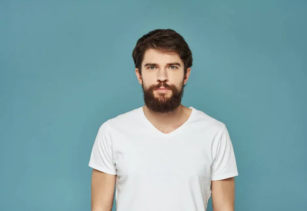 Skäggig man i vit t-shirt irriterad ansiktsuttryck närbild — Stockfoto