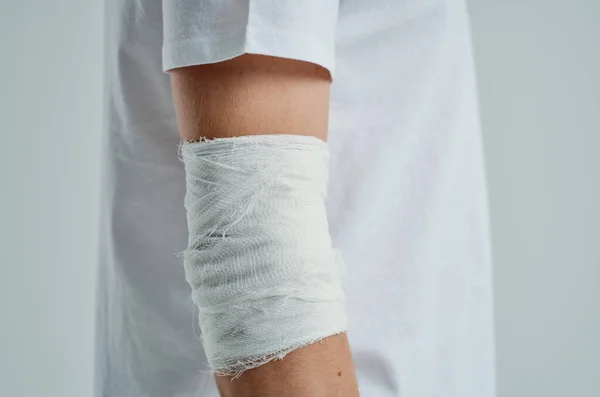 Malato uomo bendato ferita alla mano alle dita sfondo isolato — Foto Stock