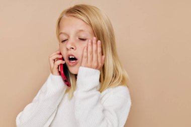 Olumlu küçük kız iletişimi akıllı telefon eğlence alanı