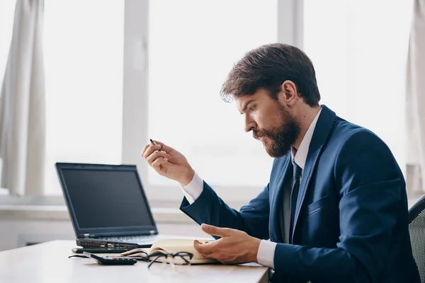 Barbu homme dans le bureau au bureau carrière colère professionnel — Photo