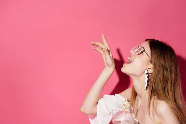 Vacker kvinna glamour poserar rosa bakgrund — Stockfoto