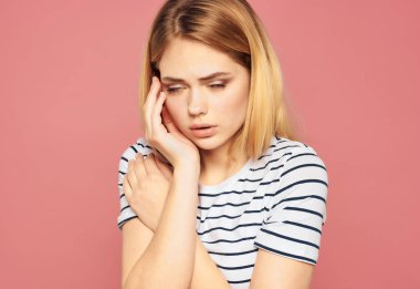 Çizgili tişörtlü güzel bir kadın stüdyo duygularını altüst ediyor.