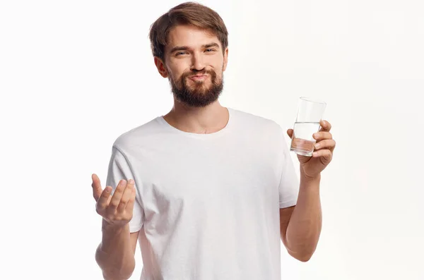 Homem em branco t-shirt cuidados de saúde luz fundo — Fotografia de Stock
