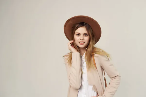 帽子の魅力的な女性ポーズファッションベージュの背景 — ストック写真
