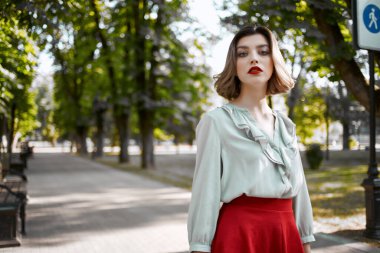 Neşeli kadın dışarıda cazibeli bir hayat sürüyor.