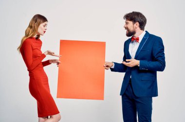 Erkek ve kadın. Kırmızı model poster reklamları. Kahve satışı alanı.