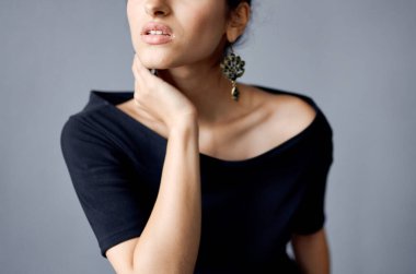 Siyah elbiseli güzel bir kadın lüks moda koyu bir arka plan